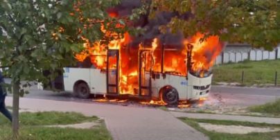 Огонь охватил салон в считанные секунды: во Львове вспыхнул автобус с пассажирами (видео)