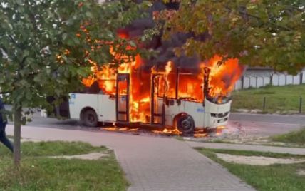 Огонь охватил салон в считанные секунды: во Львове вспыхнул автобус с пассажирами (видео)