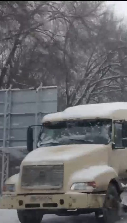 Десятки фур остановились в Запорожье из-за снежных заносов и гололеда