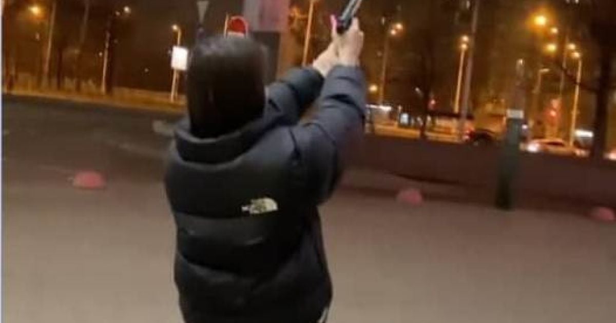 "Поцілила у рай": у Києві задля ефектного фото дівчина випадково влаштувала стрілянину (відео)