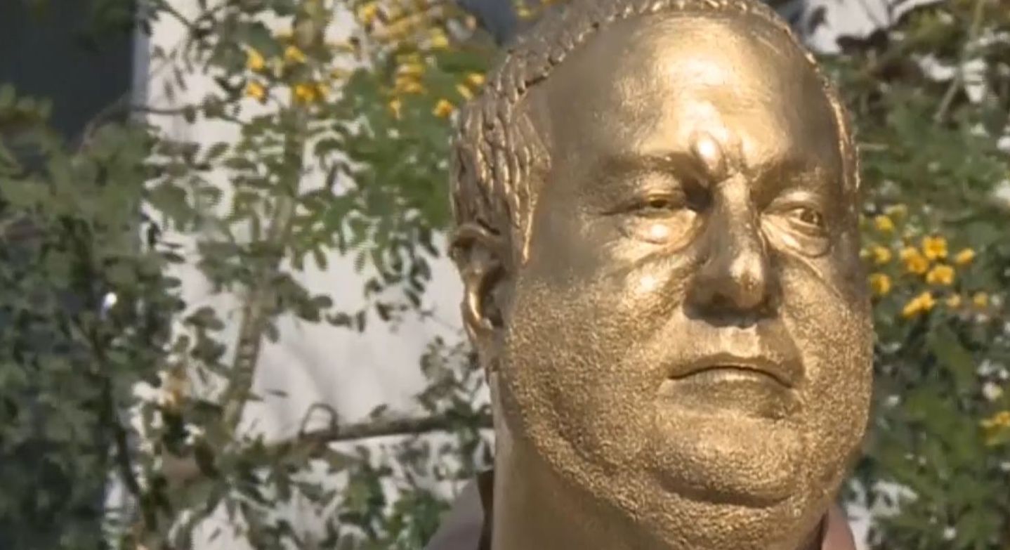 В Лос-Анджелесе установили золотую статую Харви Вайнштейну