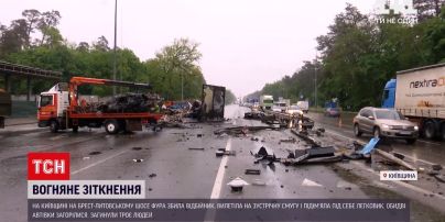Новости Украины: под Киевом грузовик столкнулся с легковушкой и взорвался, погибли три человека
