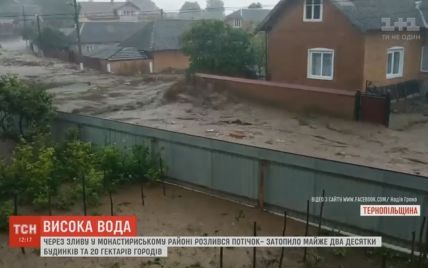 Метрові потоки води затопили вулиці села на Тернопільщині