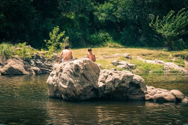 Какая минимальная температура воды реки, в которой можно купаться — чтобы не простудиться