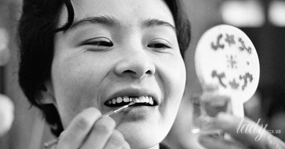 Тошіко Фукаям фарбує зуби кольоровим покриттям