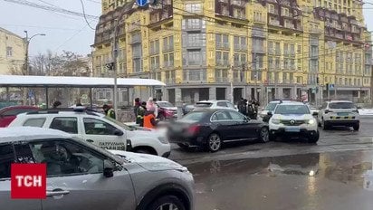 Водій на “Мерседесі” тікав від поліції центром Києва! Зупиняти довелося тараном