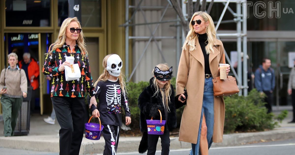 Кэти Хилтон, Ники Хилтон вместе с дочерьми Ники Лили-Грейс и Тедди