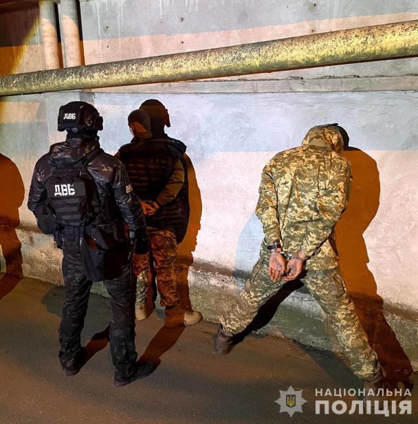 В Одесі ліквідували злочинну групу, які під виглядом ТЦК і поліції вимагали грошей з чоловіків / Фото: Нацполіція України