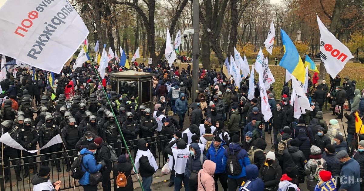 У Києві протестувальники заблокували входи до Ради