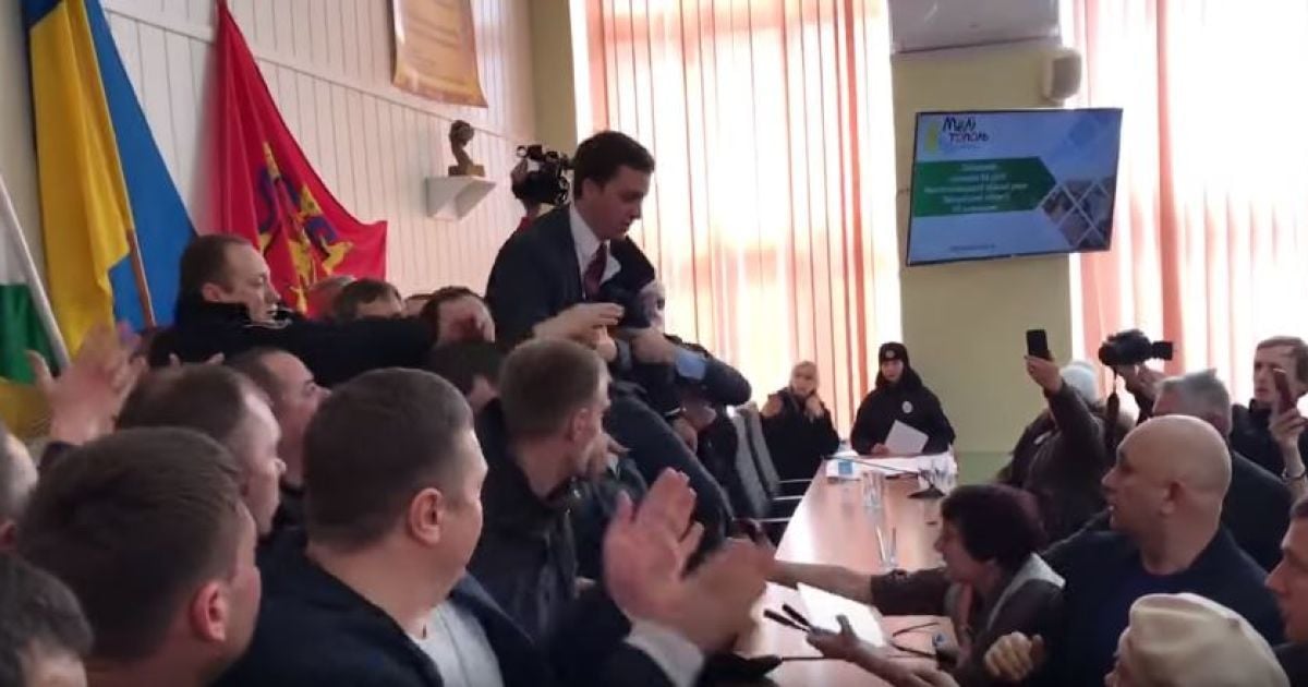 Облив водою депутатів, виламав двері і стрибав по столах. У Мелітополі нардеп від "Слуги народу" штурмував виконком