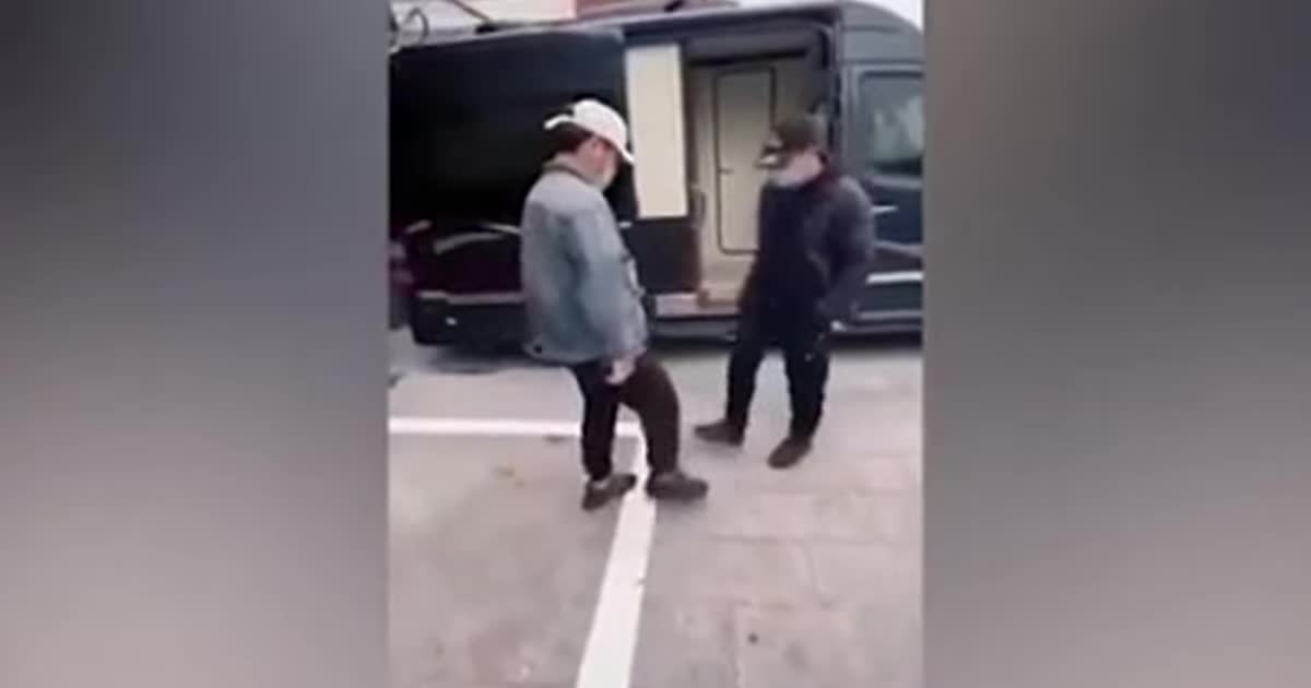 Вітання ногами та знехтувана Меркель. Відео альтернатив рукостисканню через спалах коронавірусу