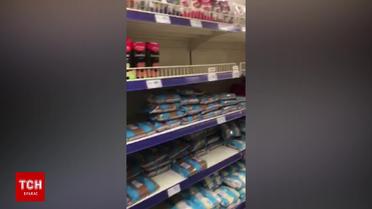 Закупки продолжаются: на Оболони покупатели опустошают полки супермаркета
