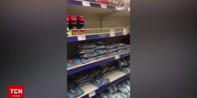 Закупки продолжаются: на Оболони покупатели опустошают полки супермаркета