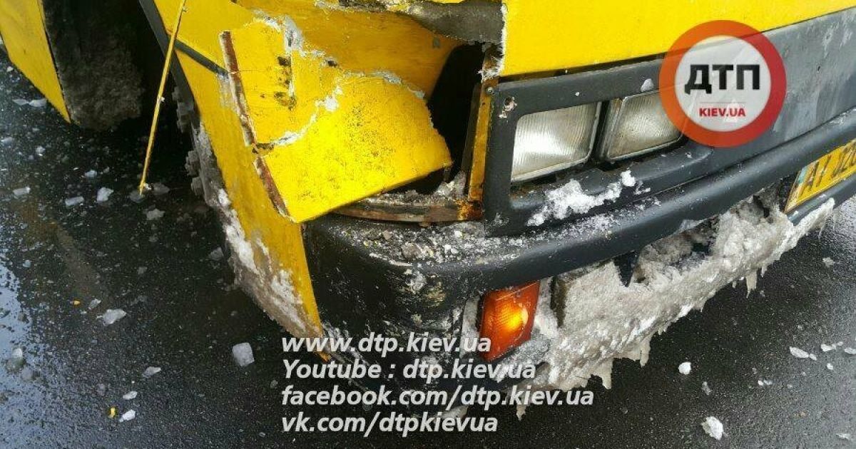 У Києві біля торговельного центру масштабно зіткнулись маршрутки, є постраждалі