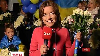 З квітами та прапорами команда ТСН вирушила в аеропорт, аби зустріти українських паралімпійців