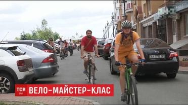 В столице волонтеры учат, как велосипедистам следует вести себя на дороге