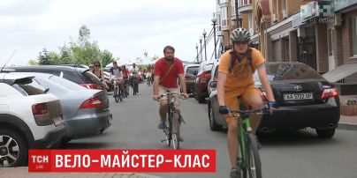 В столице волонтеры учат, как велосипедистам следует вести себя на дороге