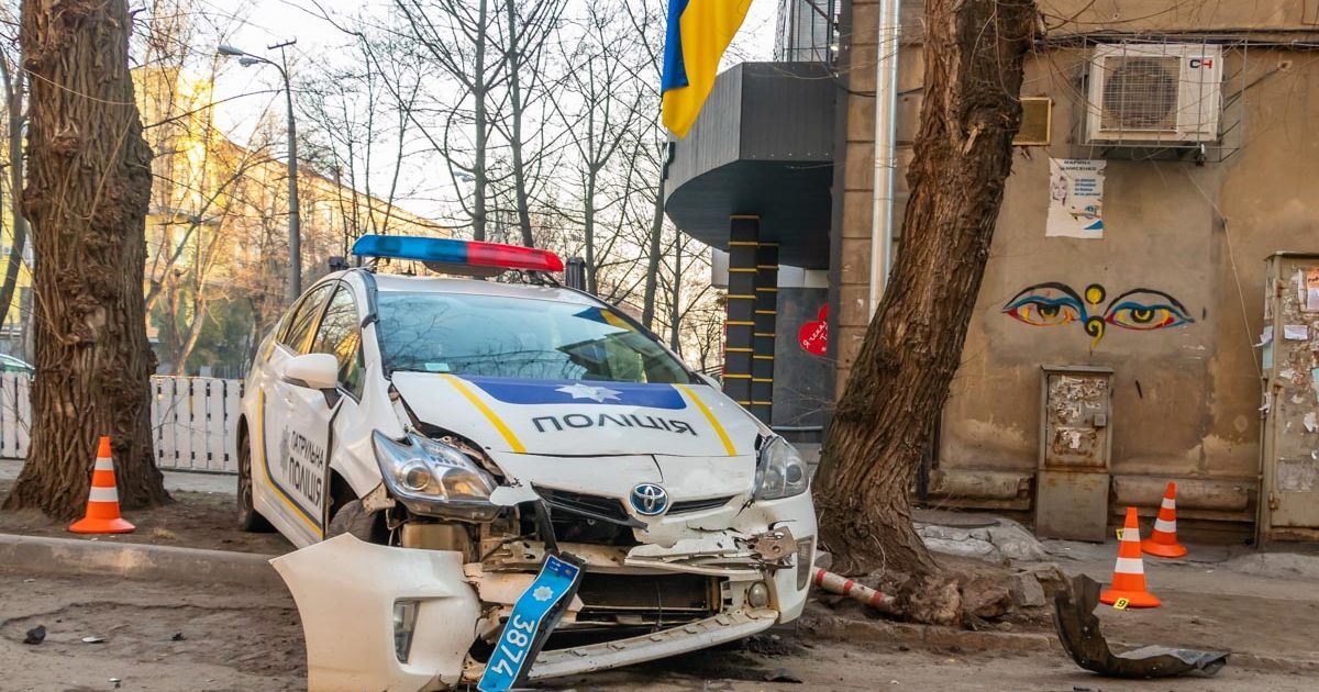 Погоня со стрельбой в Днепре: угонщики разбили полицейскую машину и травмировали патрульного