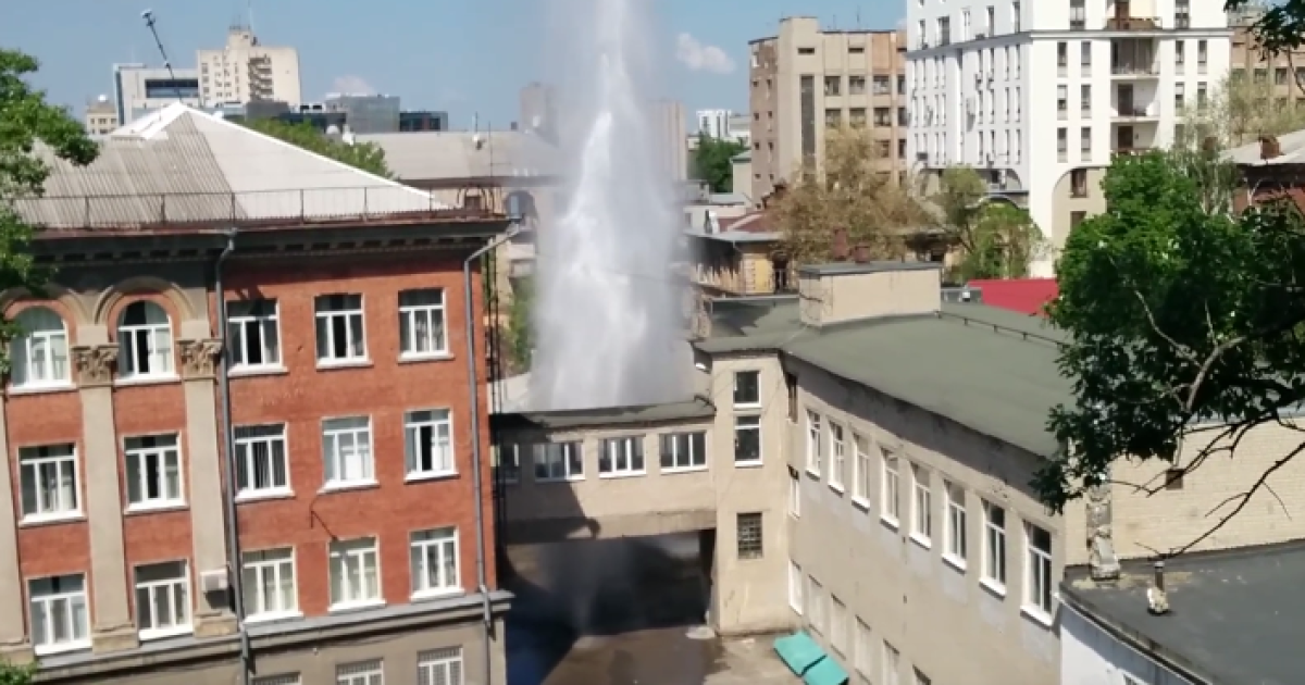 "Фонтан" з п'ятиповерхівку: у харківській школі прорвало  трубу