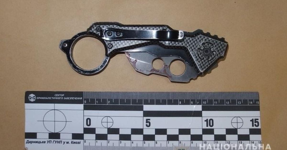 У Києві підліток підрізав безхатька.