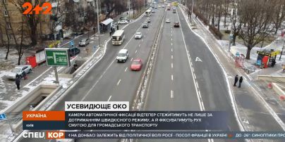 Подсматриваем что у женщин под юбкой в автобусе