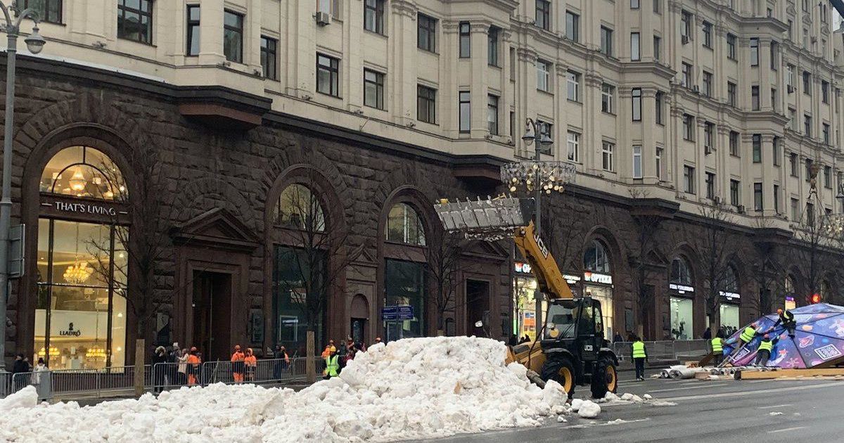 В Москву привезли снег и раскладывают его по обочинам улиц - Навальный