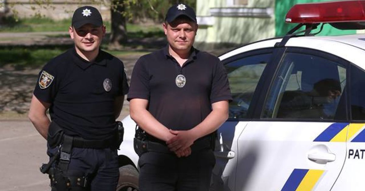 В Николаеве патрульные вытащили из воды девушку, которая прыгнула с моста