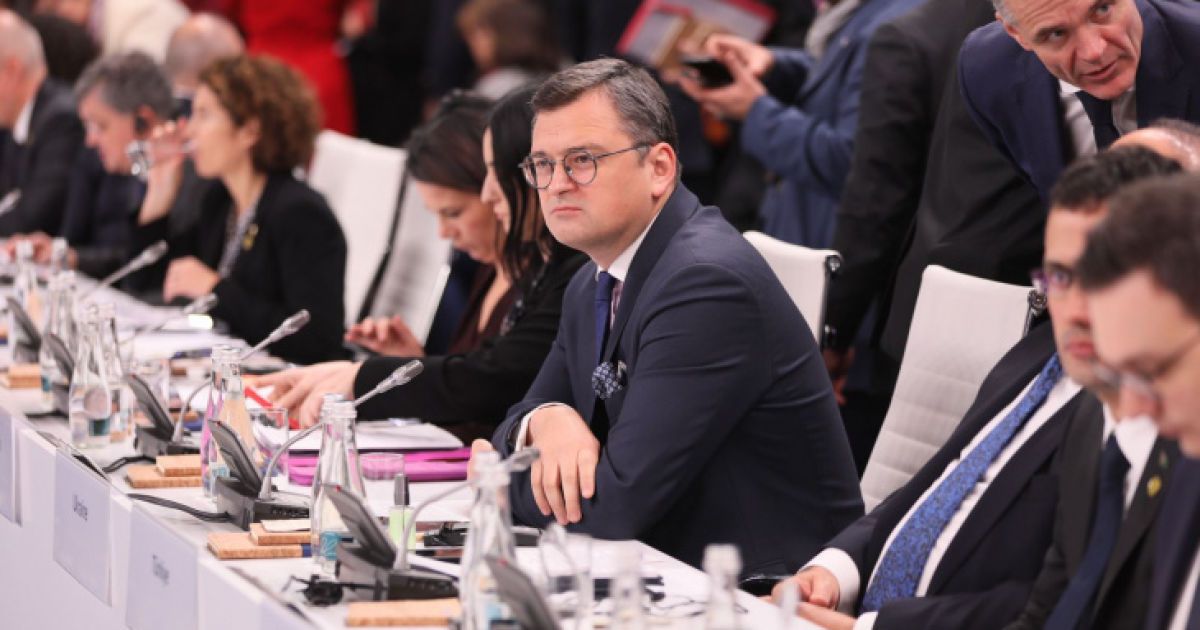 Очільник МЗС України Дмитро Кулеба на засіданні ради міністрів закордонних справ ОБСЄ в Польщі