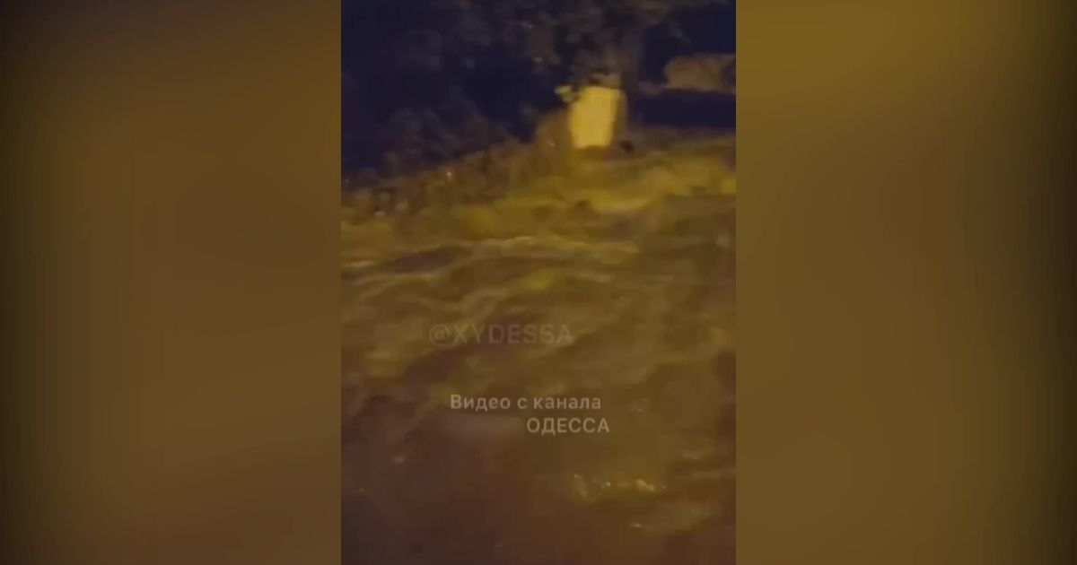 В Одессе во время ливня по улице вода носила тело неизвестного мужчины (видео)