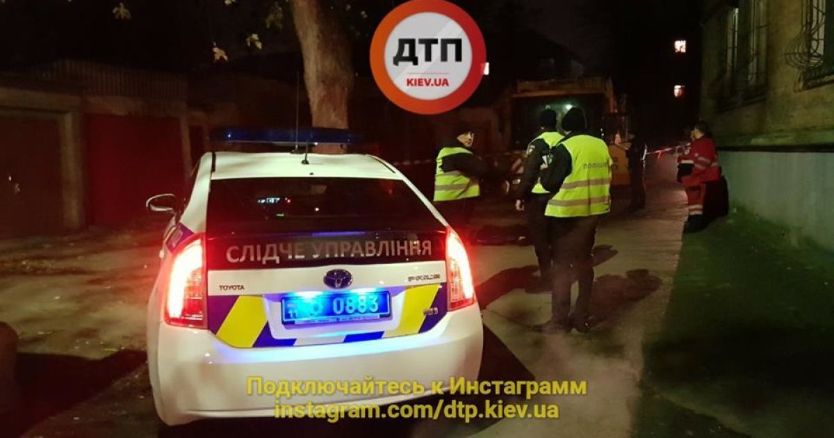 В киевском дворе мусоровоз на смерть переехал мужчину