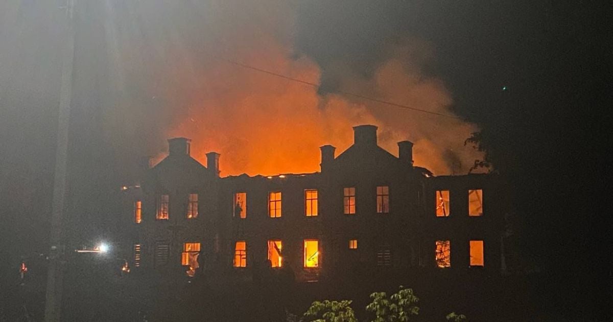 Пожар здания вблизи дворца Терещенко