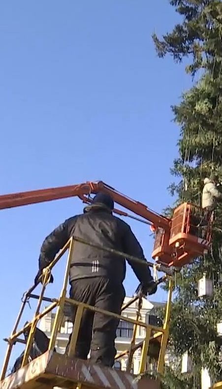 На Софийской площади разбирают главную елку и демонтируют праздничные городка