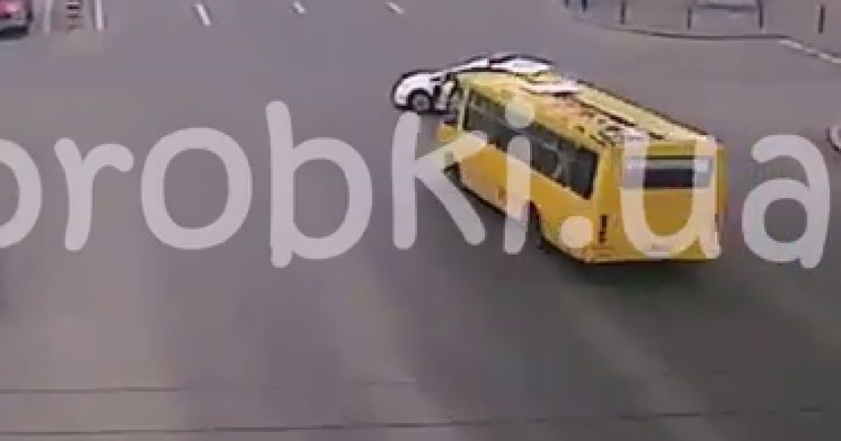 В Киеве маршрутка протаранила полицейский патруль (видео)