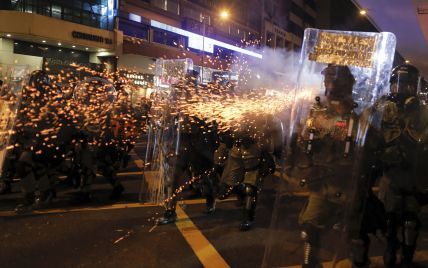 Возле охваченного протестами в Гонконга Китай собрал на тренировку 12 тысяч силовиков
