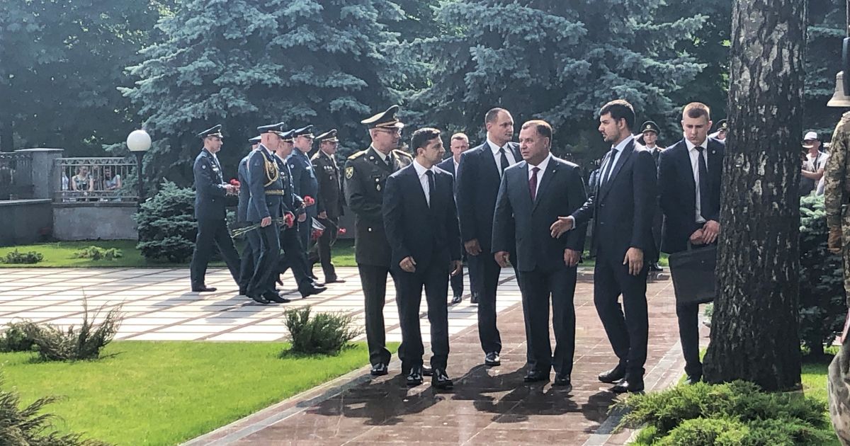 Зеленський приїхав на церемонію вшанування пам’яті загиблих у катастрофі ІЛ-76 під Луганськом