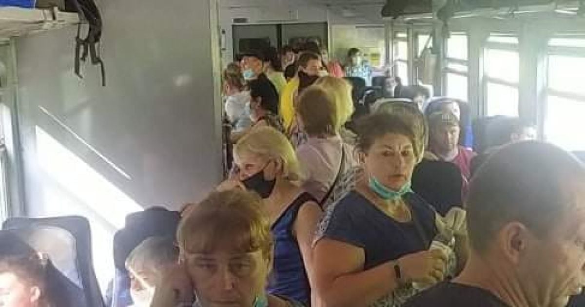 Стоячи і без масок: переповнена електричка Київ-Ніжин збурила Мережу