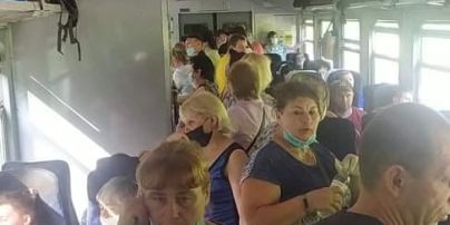 Стоячи і без масок: переповнена електричка Київ-Ніжин збурила Мережу
