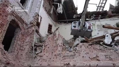 Серед руїн - неушкоджений прапор України: рятувальники оприлюднили відео наслідків ворожого обстрілу Сум