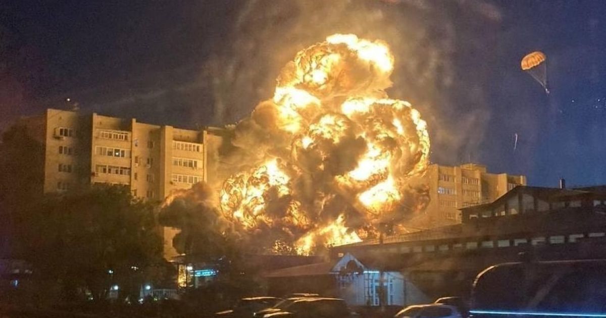 У Росії на житловий будинок впав військовий літак: фото, відео