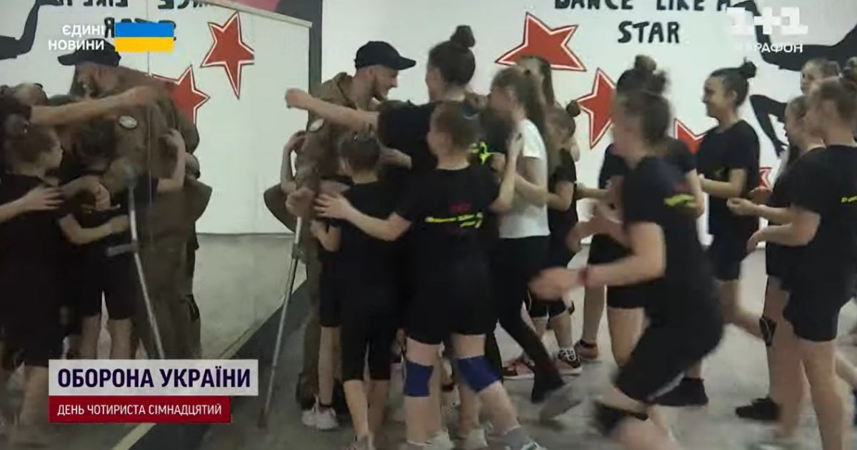 Хореограф пришел к ученикам на костылях после ранения в Бахмуте и растрогал Сеть