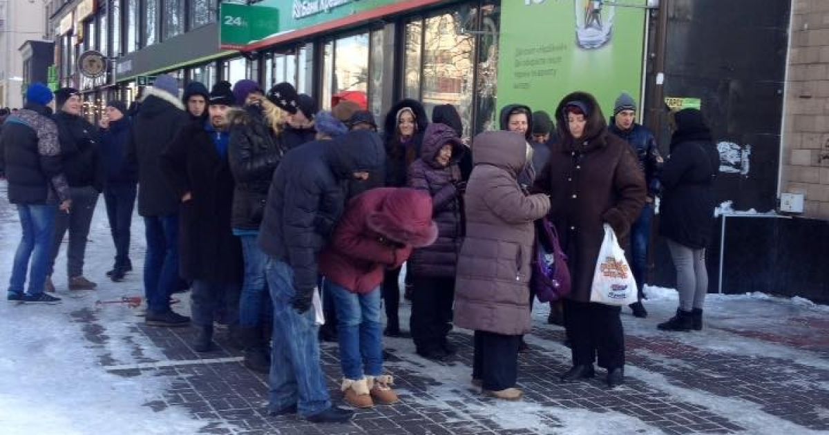 Митингующие, которые под НБУ требуют возврата вклада, не могут назвать свой банк