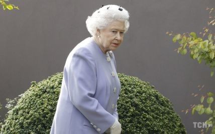 В белом пальто и кружевной шляпе: представлено новое "фото дня" в честь юбилея Елизаветы II