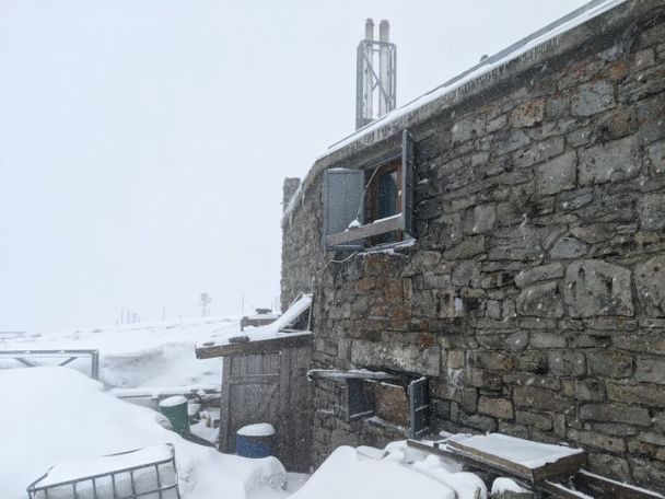 Сніг у Карпатах посеред весни Фото: Чорногірський гірський пошуково-рятувальний / © 