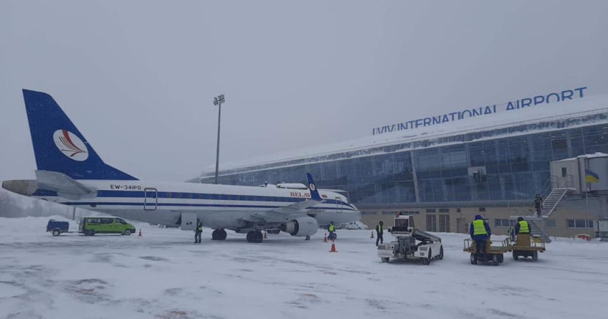 У "полоні" аеропорту: туристи з Туреччини просиділи дві доби на львівському летовищі без їжі та води