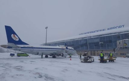 Аэропорт "Львов" возобновил работу, несмотря на метель
