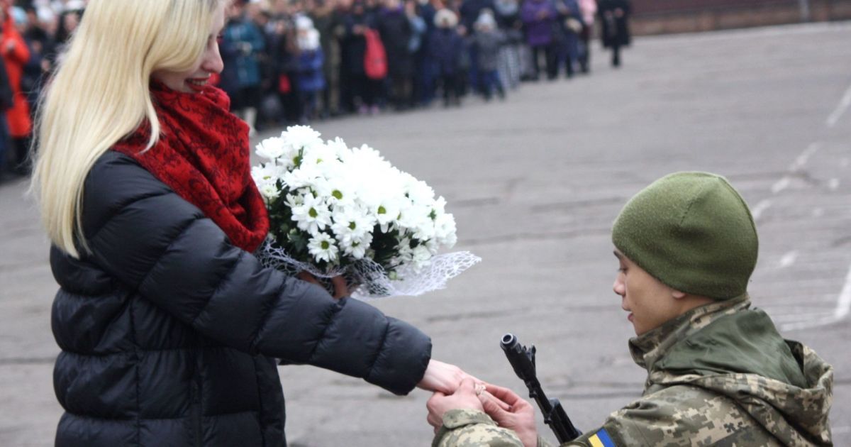 В Николаеве военный сделал предложение девушке во время церемонии принесения присяги. Она ответила "да"