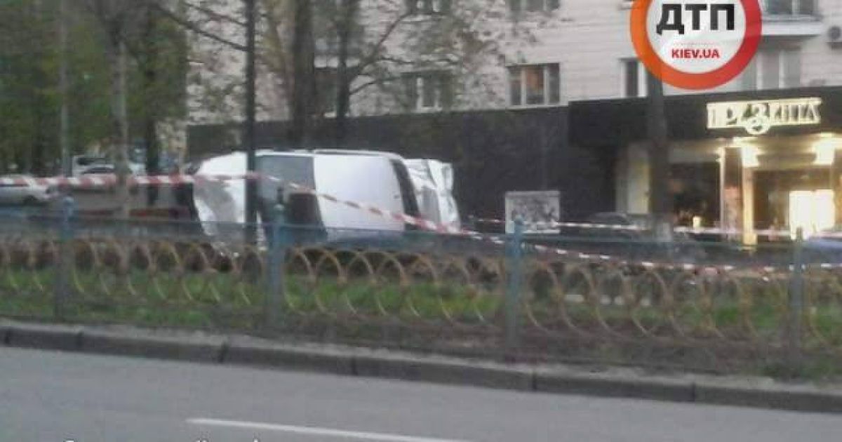В центре Киева автомобиль на большой скорости перевернулся и вылетел на бульвар