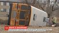 В США школьный автобус с детьми перевернулся на скользкой дороге