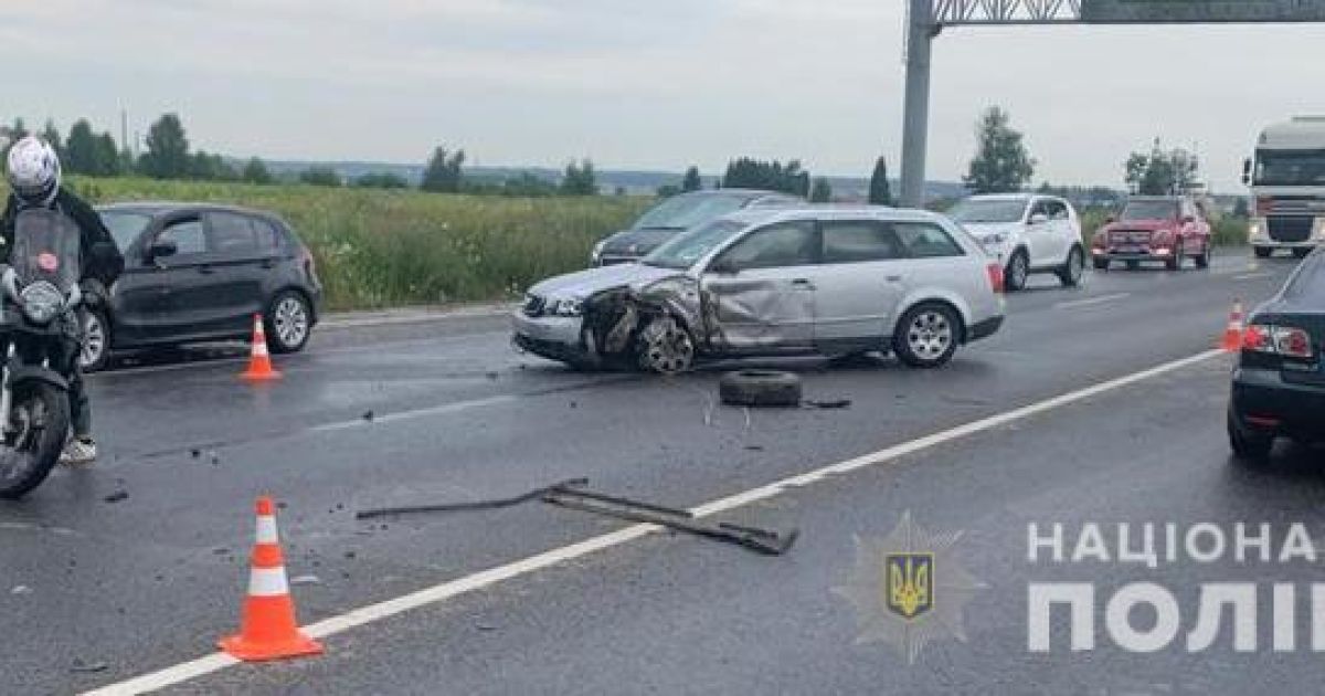 Авто розірвало навпіл: під Львовом у потрійній ДТП загинула 2-річна дівчинка, багато травмованих (фото)