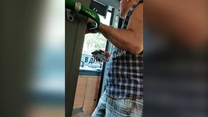 В Одессе водитель троллейбуса надавала пинков пассажиру